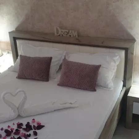 Criss White Pearl Apartment *
